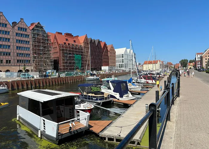 Eleven Long Gardens Old Town Center