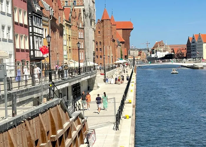 Eleven Long Gardens Old Town Center *