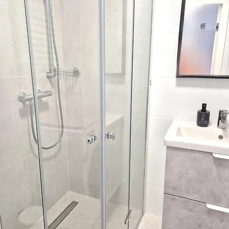 Апартаменты Eleven Long Gardens Old Town Center *