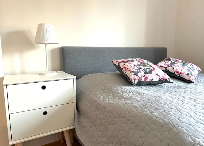 Eleven Long Gardens Old Town Center Apartment *
